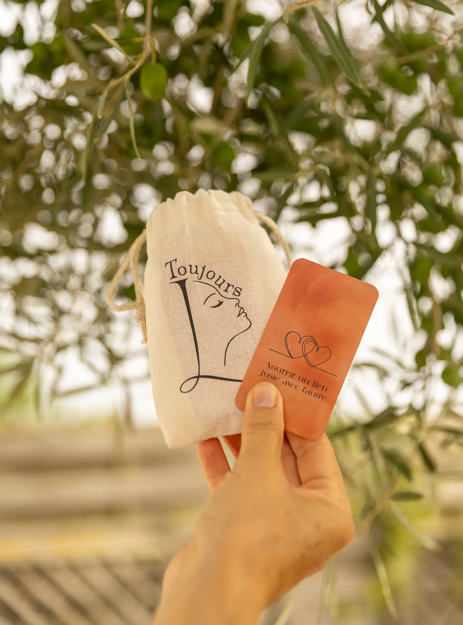 Maintenant une pochette en coton et une carte sous un olivier - kit Toujours L pour femme aidante d'une personne atteinte de cancer