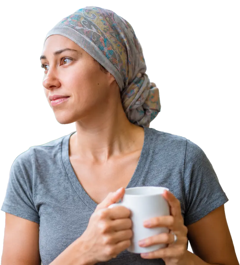 Portrait d'une femme souriante portant un foulard et tenant une tasse, symbole de force face au cancer - page d'accueil Toujours L