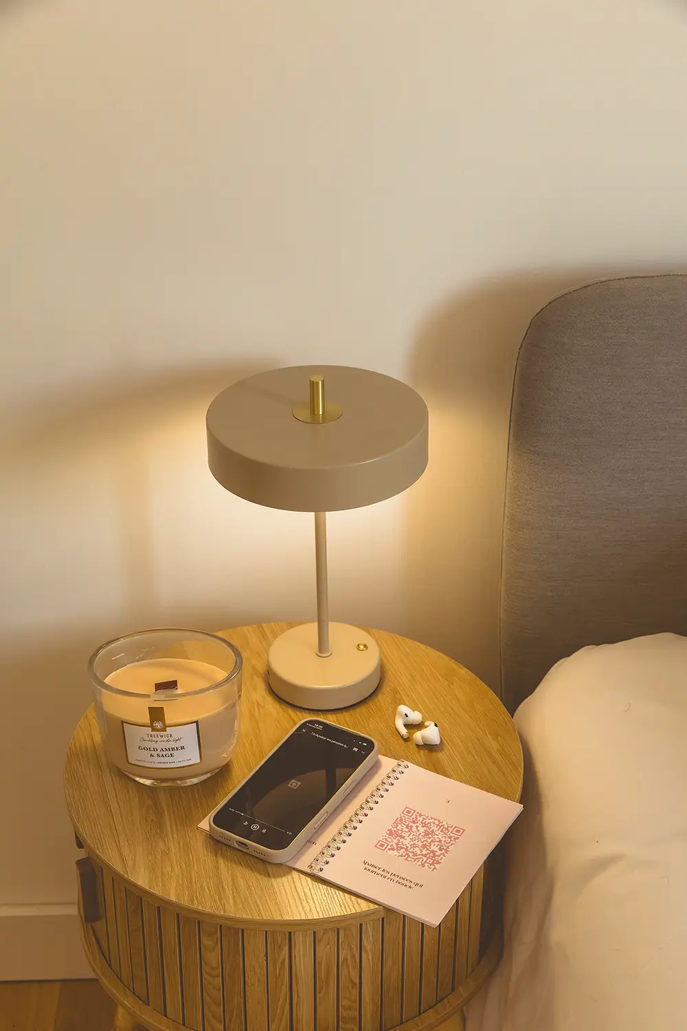 Carnet aux pages roses avec QR code posé sur une table de chevet, près d'une bougie et d'une lampe - collection Traitement en vente sur Toujours L, site pour femme atteinte de cancer