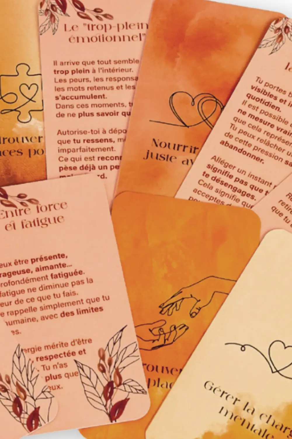 Cartes aux tons orangés étalées, illustrées de mains et de cœurs entrelacés - collection Aidantes en vente sur Toujours L, site pour femme aidante d'une proche atteinte de cancer