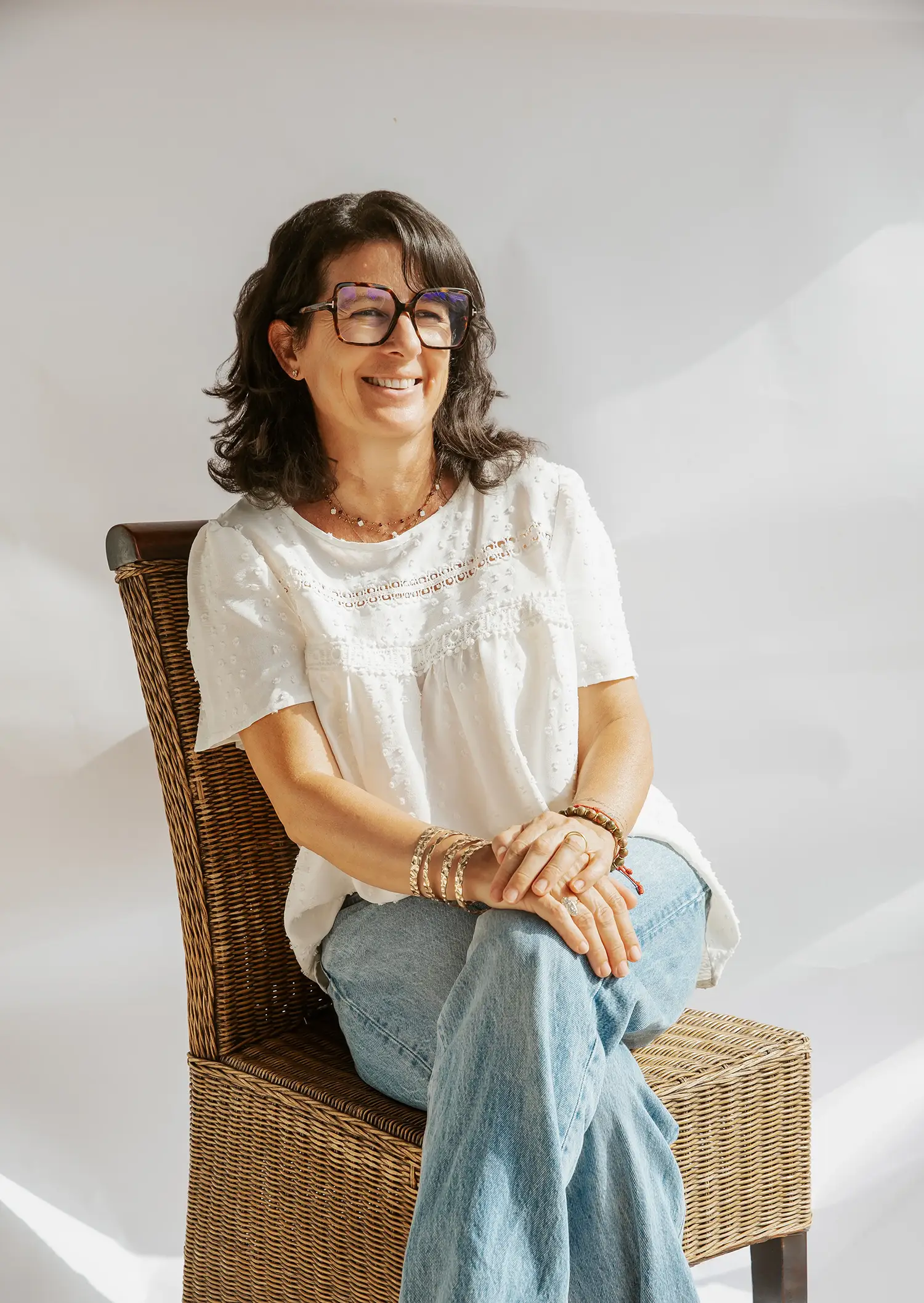 Portrait souriant d'Alexandra Arnal, fondatrice de Toujours L - page Histoire du site pour femme atteinte de cancer et femme aidante